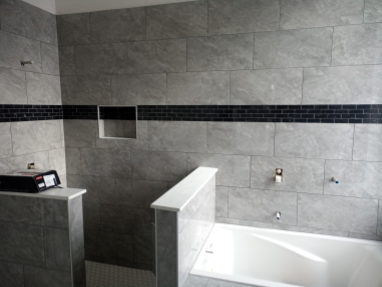 Wall tile and niche with decorative border in shower